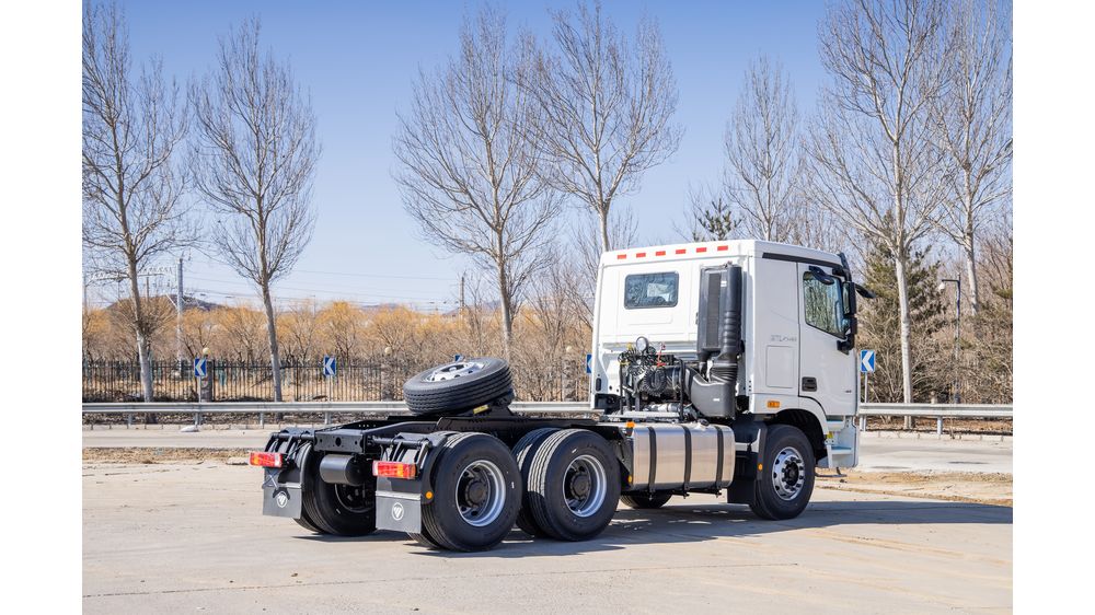 AUMAN GTL-E 6×4 Tractor — 2